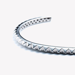 THIN PYRAMID CUFF